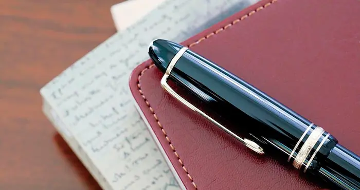 قلم و دفتر روی برگه رزومه شرکت 55454