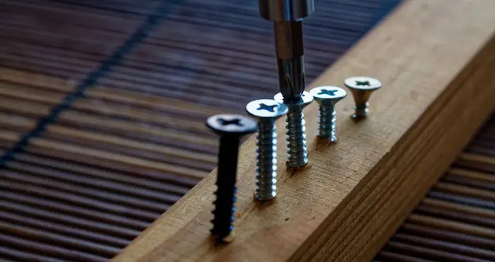 کوبیدن میخ روی تخته چوبی 6546541250